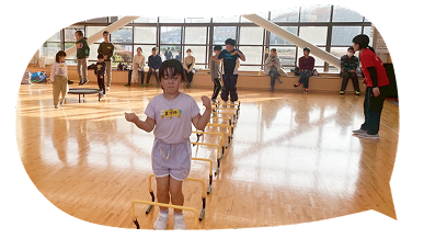ハードルを使った運動の様子